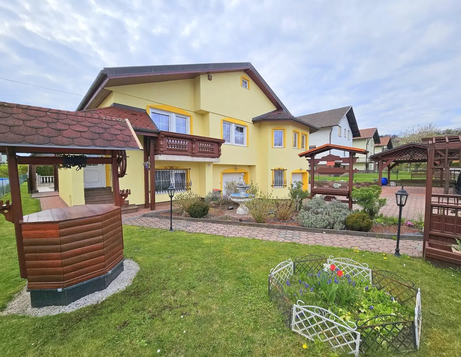Nur 20 Minuten von der österreichischen Grenze entfernt - auf slowenischer Seite! Ein- bis Zweifamilienhaus in sonniger Lage sucht neue Besitzer!