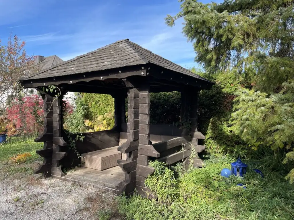 GROSSZÜGIGES ANWESEN MIT WOHNHAUS -- WUNDERSCHÖNER INNENHOF UND GROSSER GARTEN -- 1.315 m²!