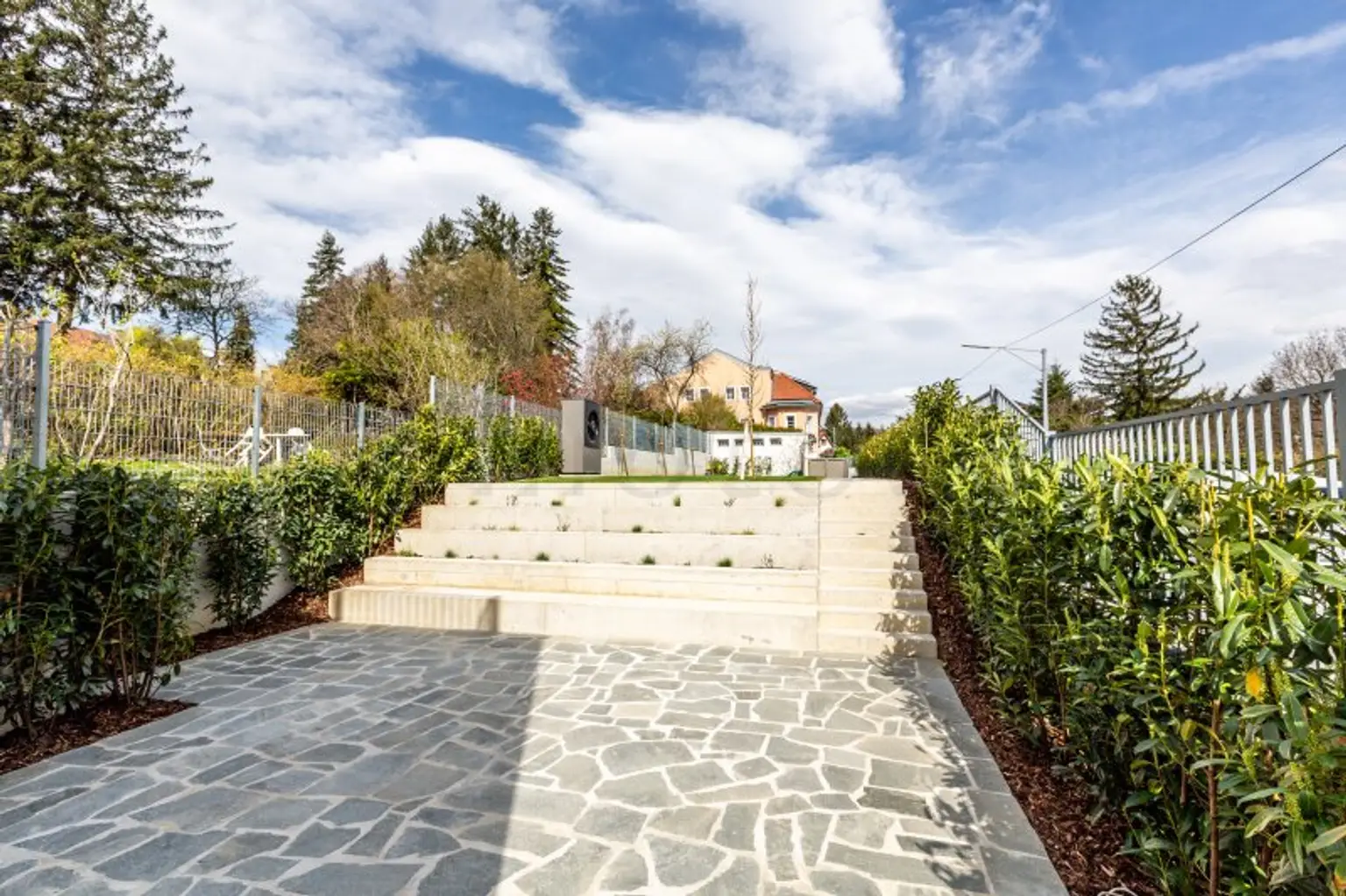 Lichtdurchflutete Architektenvilla mit Fernblick am Fuße des Wolfersbergs