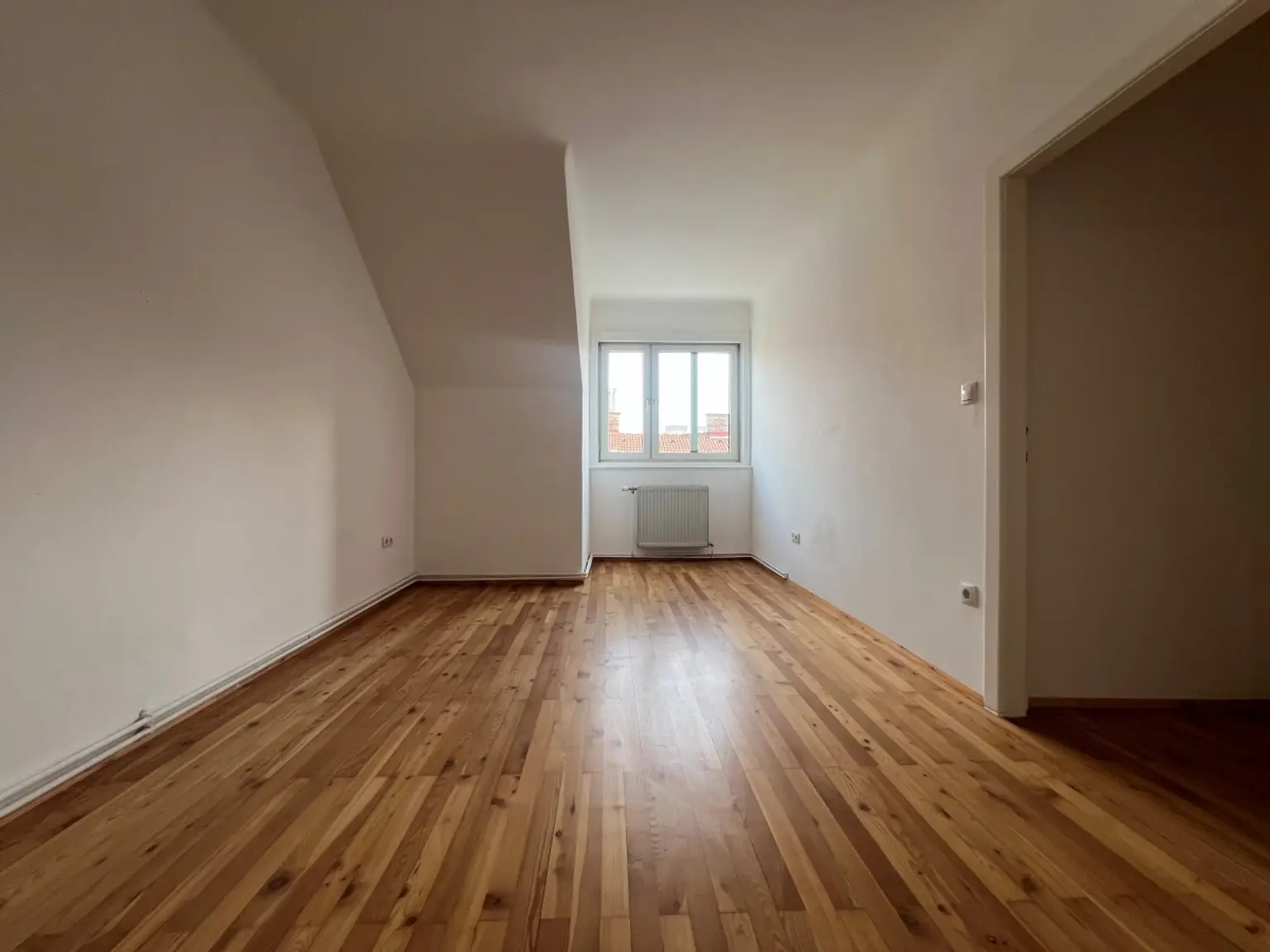 10 | HELLE und RUHIGE Wohnung - ZWEI Zimmer im DG | Prima Service Immobilien