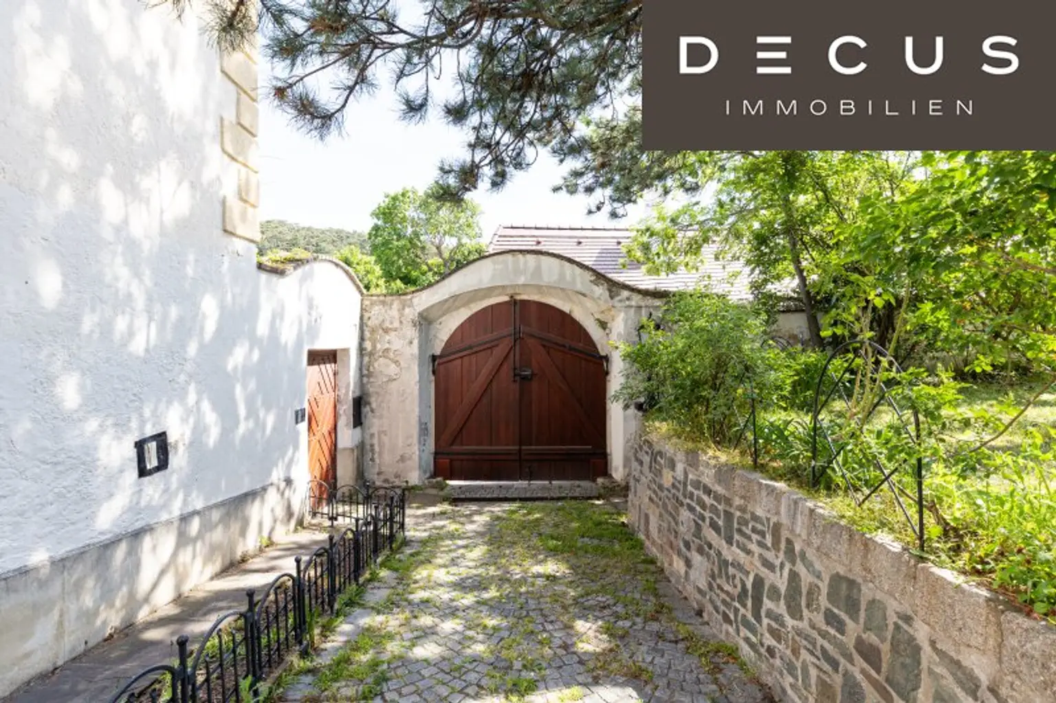 | VIERKANTHOF | HERRENHAUS  |  BURGÄHNLICHES HISTORISCHES WOHNOBJEKT MIT GARTEN IN ZENTRUMSLAGE  |