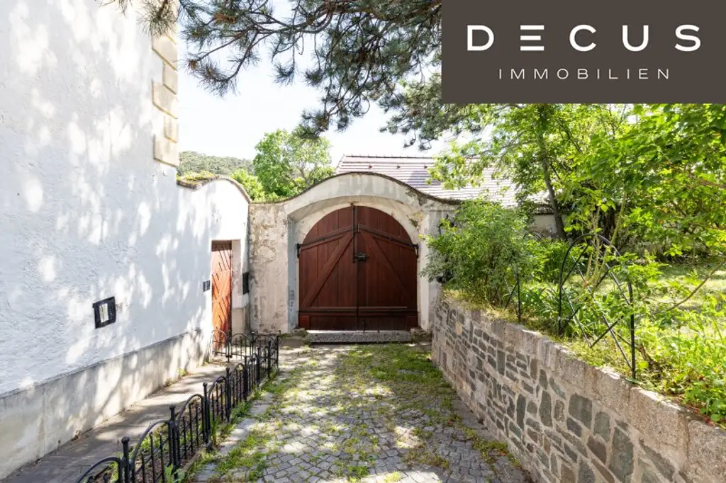 | VIERKANTHOF | HERRENHAUS  |  BURGÄHNLICHES HISTORISCHES WOHNOBJEKT MIT GARTEN IN ZENTRUMSLAGE  |