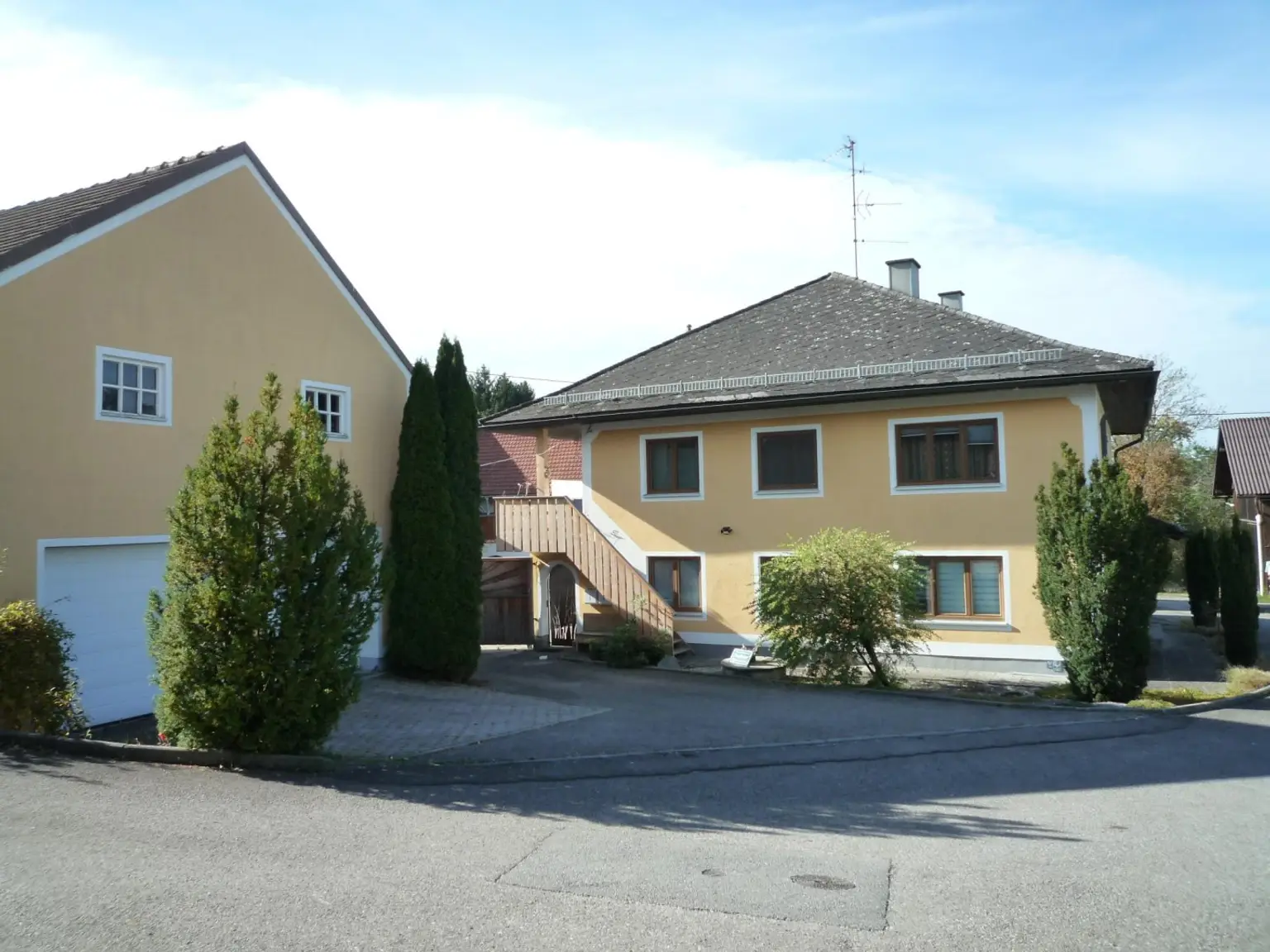 Zufahrt Seitenansicht