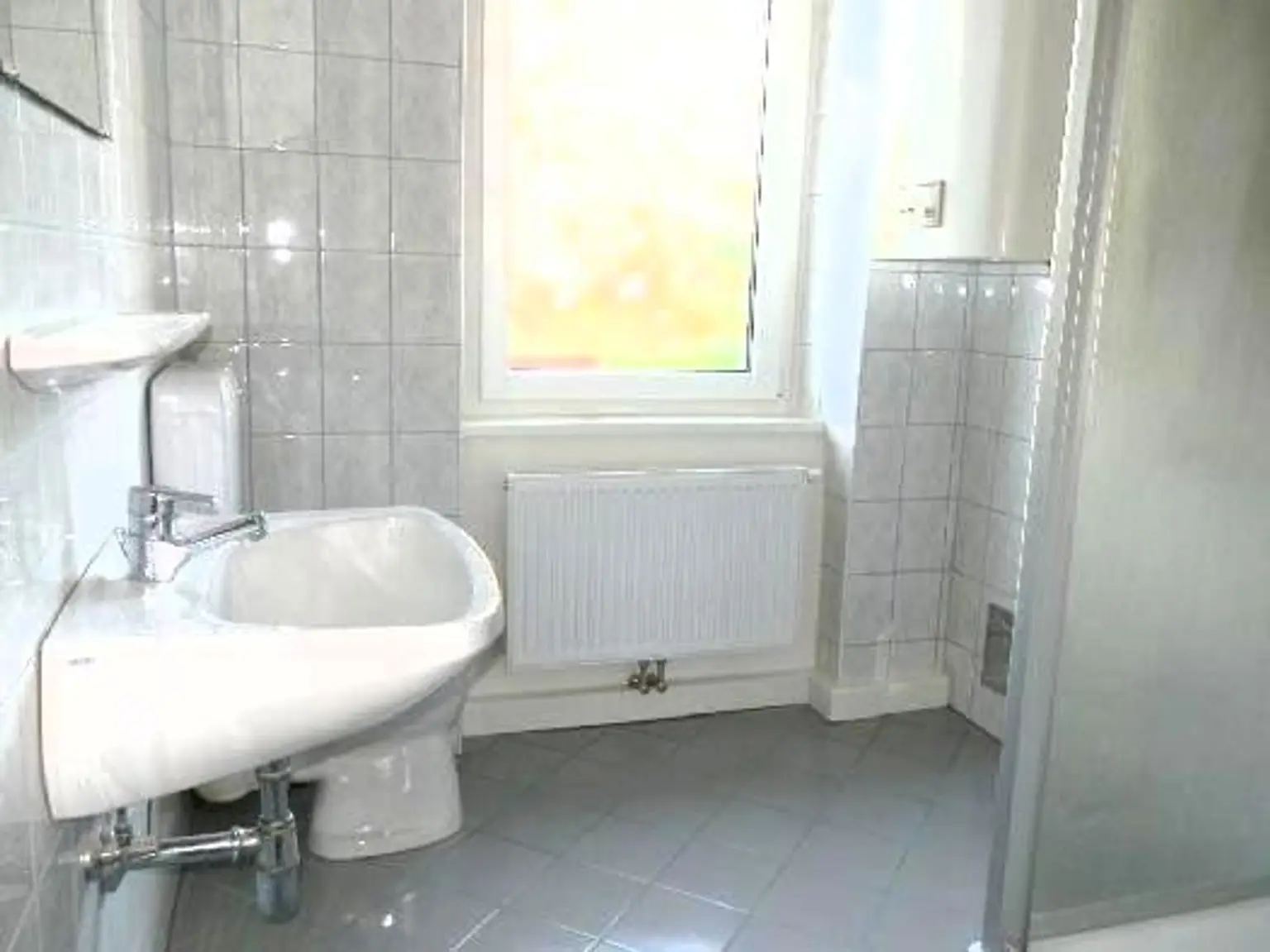 Bad mit DU, Toilette und WM-Anschluss