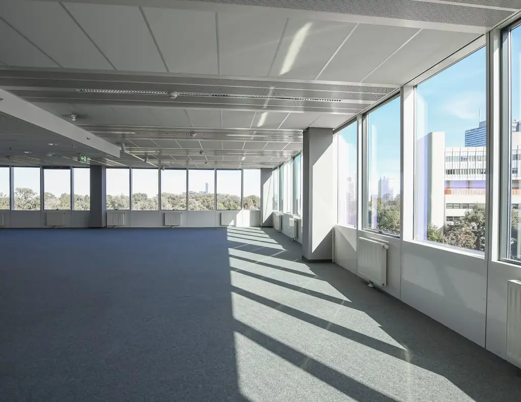 Modernes Büro mit Balkon im Saturn Tower
