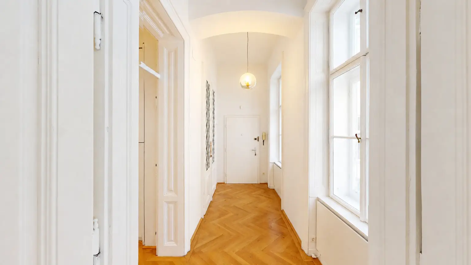 Altbau am Karlsplatz – geeignet als Wohnung oder Praxis