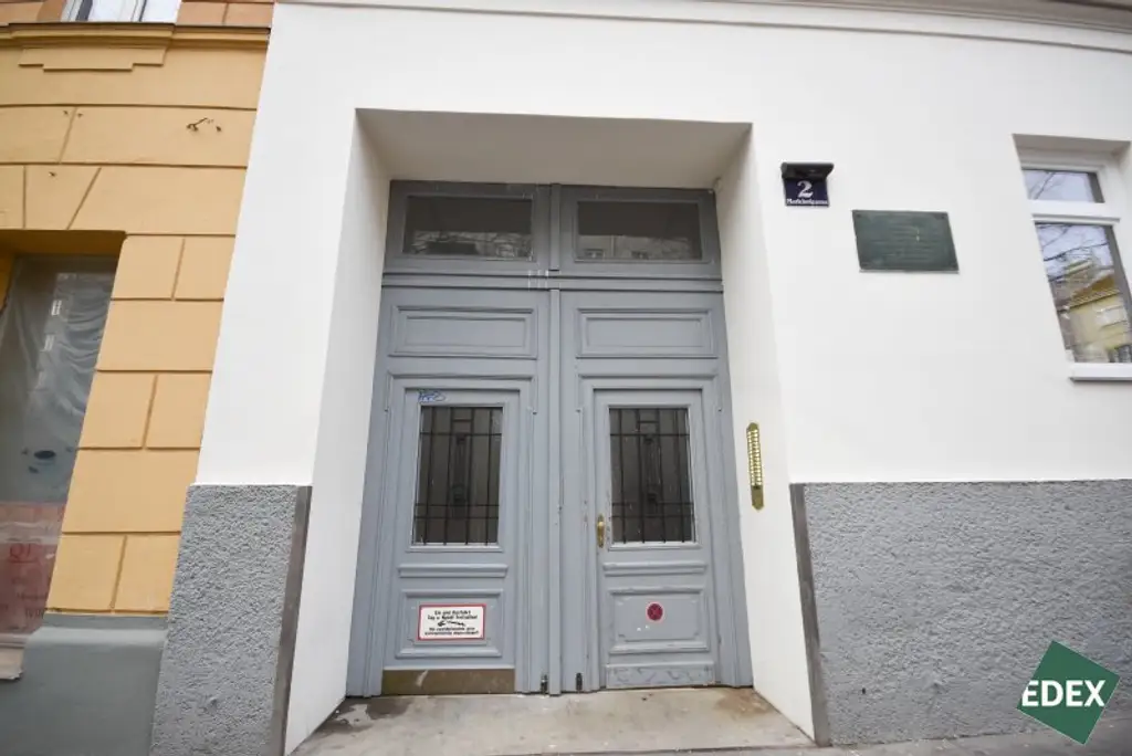 Sanierungsbedürftige Drei-Zimmer-Wohnung direkt an der U3