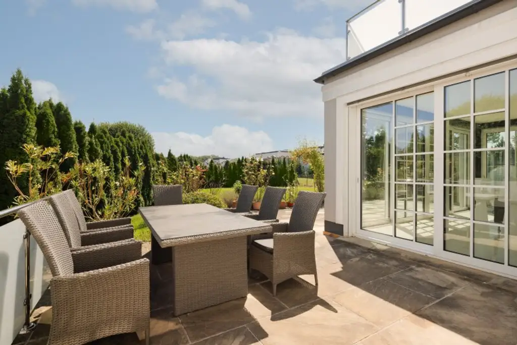 LUXUS VILLA mit Innenpool und Weinkeller im Golfclub Fontana