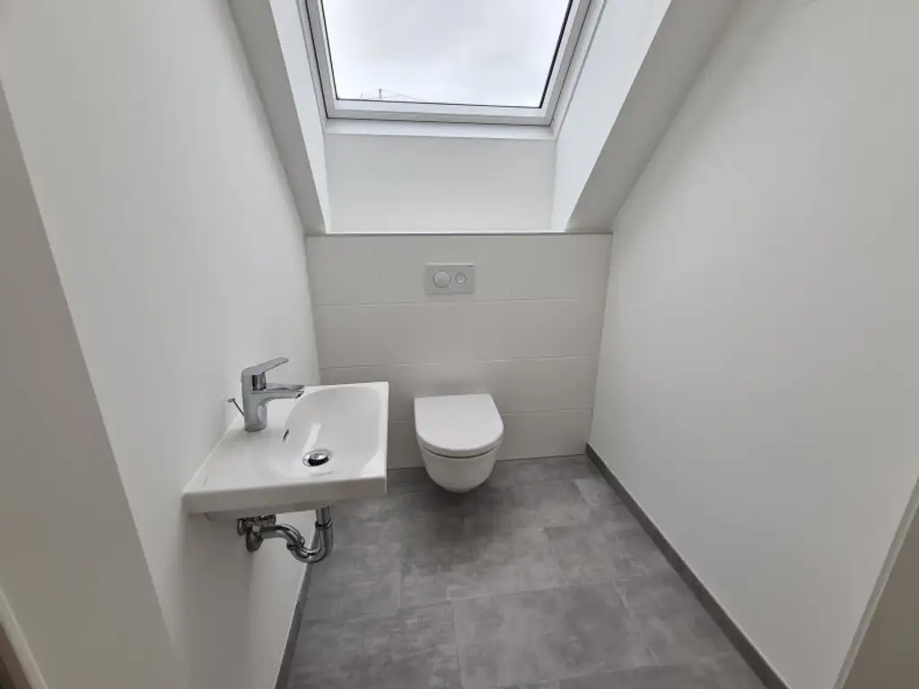 AB SOFORT BEZIEHBAR! Traumhafte Dachgeschosswohnung inkl. sehr großer Terrasse! Tolle Anbindung - U1 Kagranerplatz!
