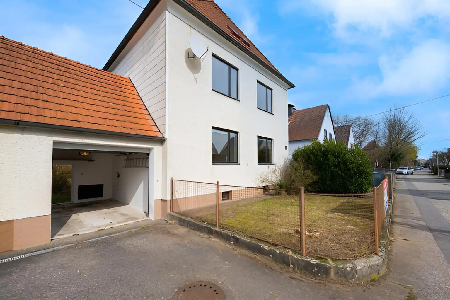 Vorderansicht mit Garage