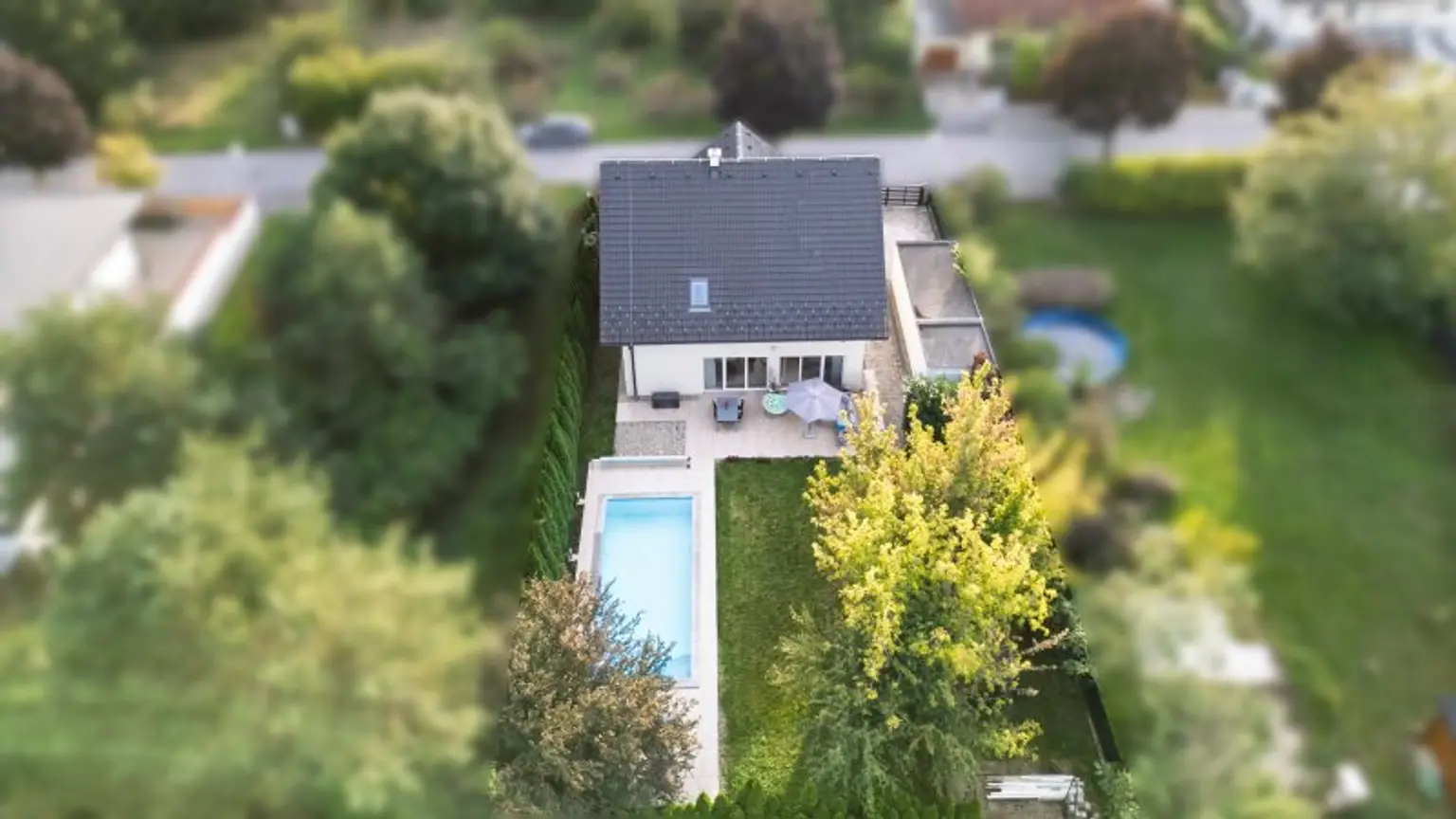 ! "take your bags and move in" ! 4,5 Zimmer, Terrasse, Garage & Pool! Grünruhelage!