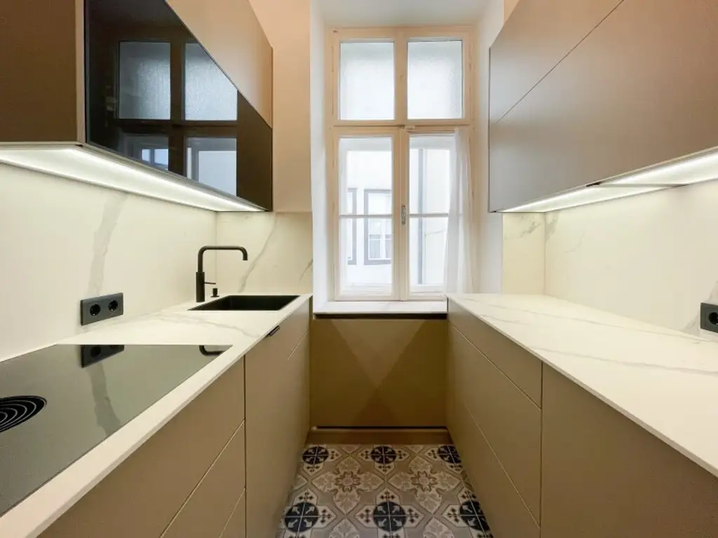 Exklusive Altbau-Residenz mit modernster Technik – hofseitige 2-Zimmerwohnung mit Balkon beim Naschmarkt