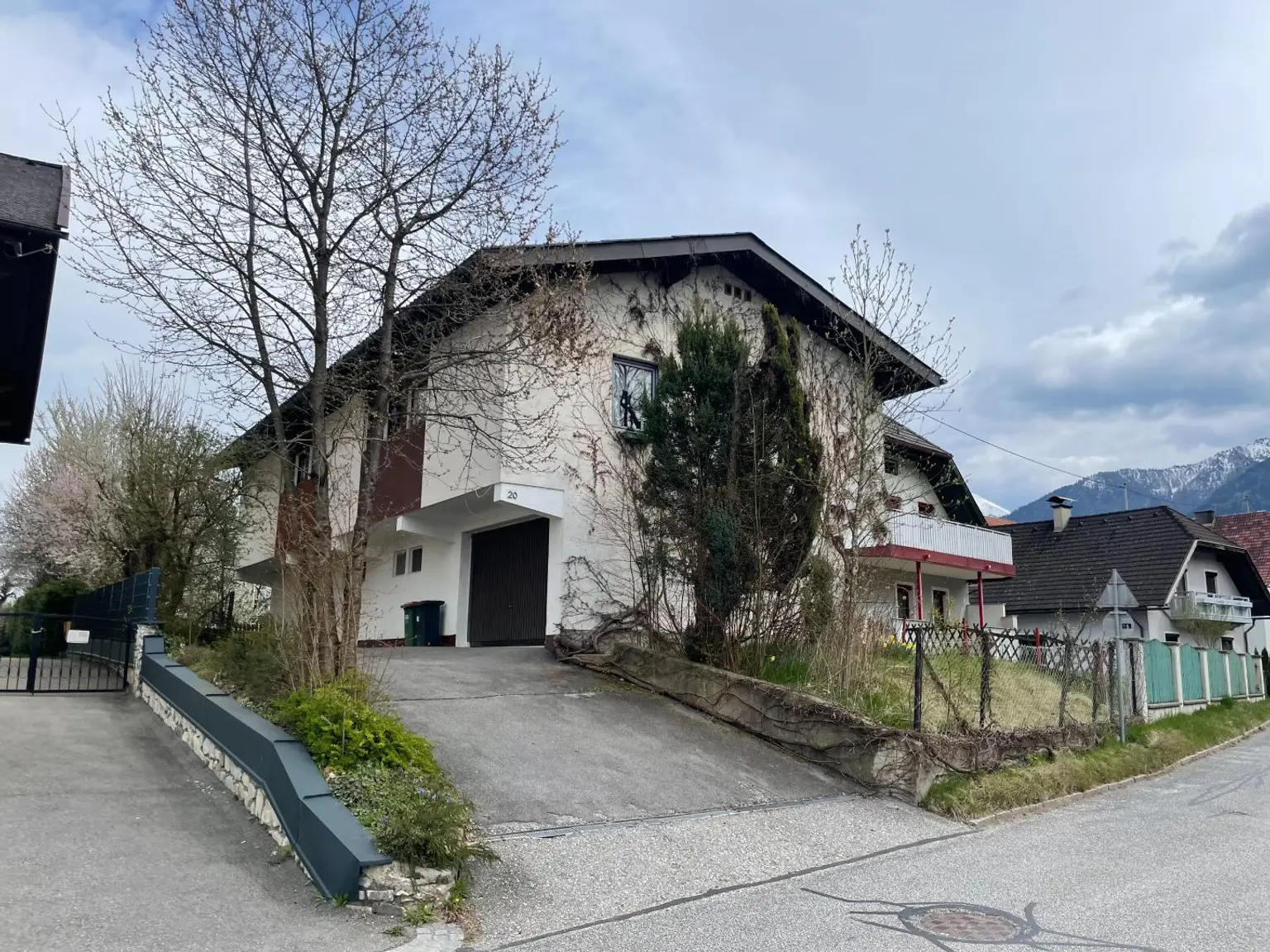 Großzügiges Wohnhaus mit Garagen, Finkenstein Nähe Faakersee