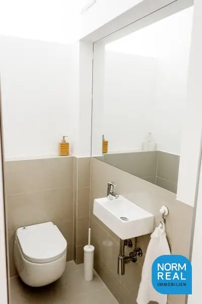 Komplett möblierte Dachgeschosswohnung mit Terrasse