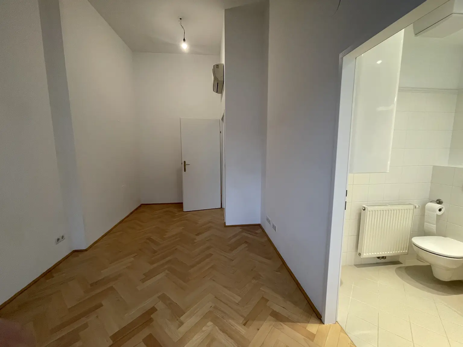 UNBEFRISTET: Klimatisierte, ruhige Dachgeschosswohnung