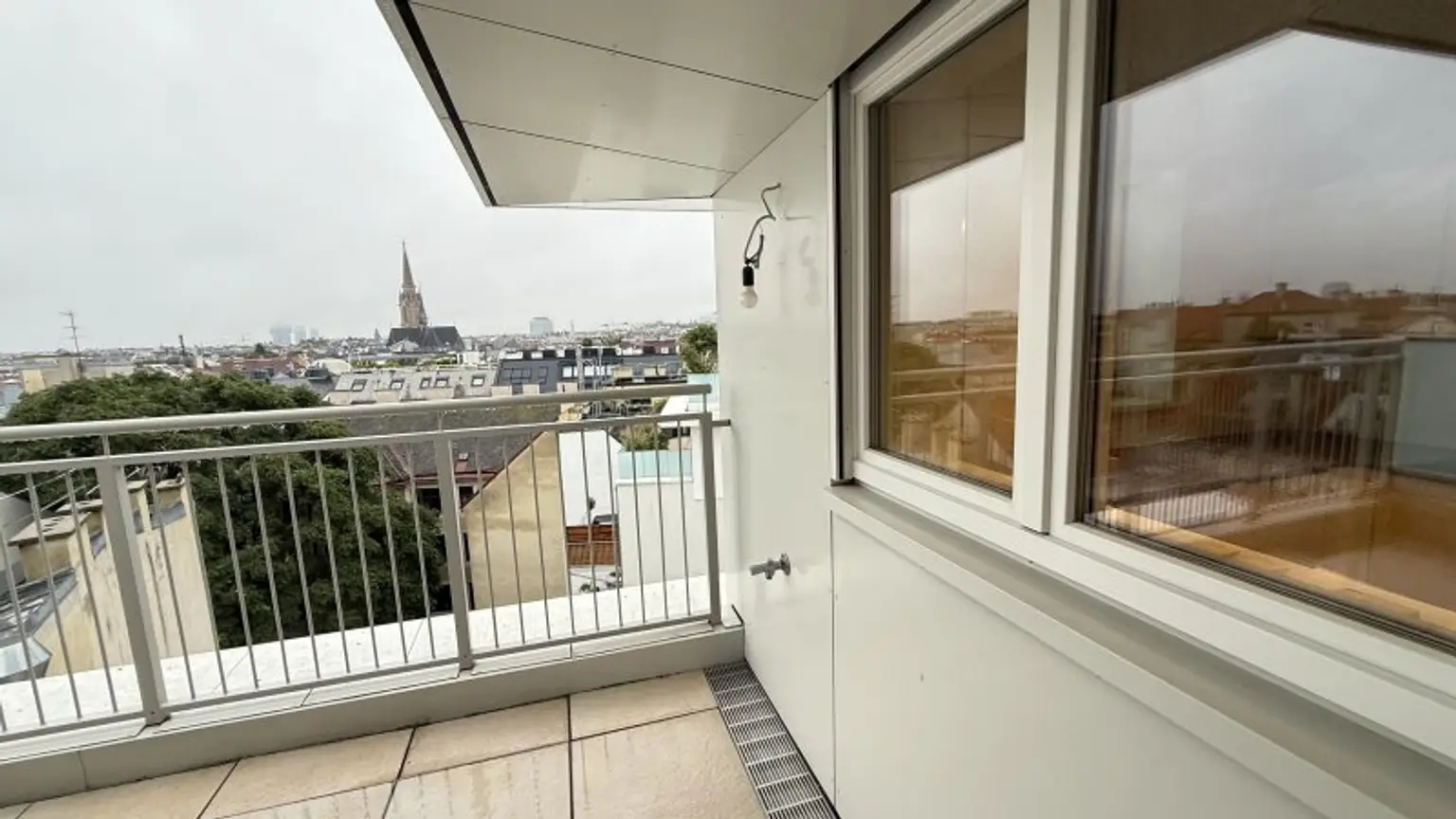 URANIA: 3 Zimmer mit hofseitiger Terrasse in Ruhelage: Luxus pur in Citynähe