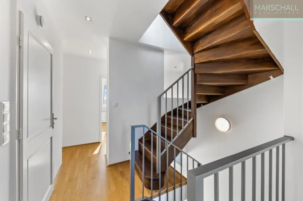 Helle 4-Zimmer-Dachgeschosswohnung mit traumhaftem Fernblick im 7. Bezirk