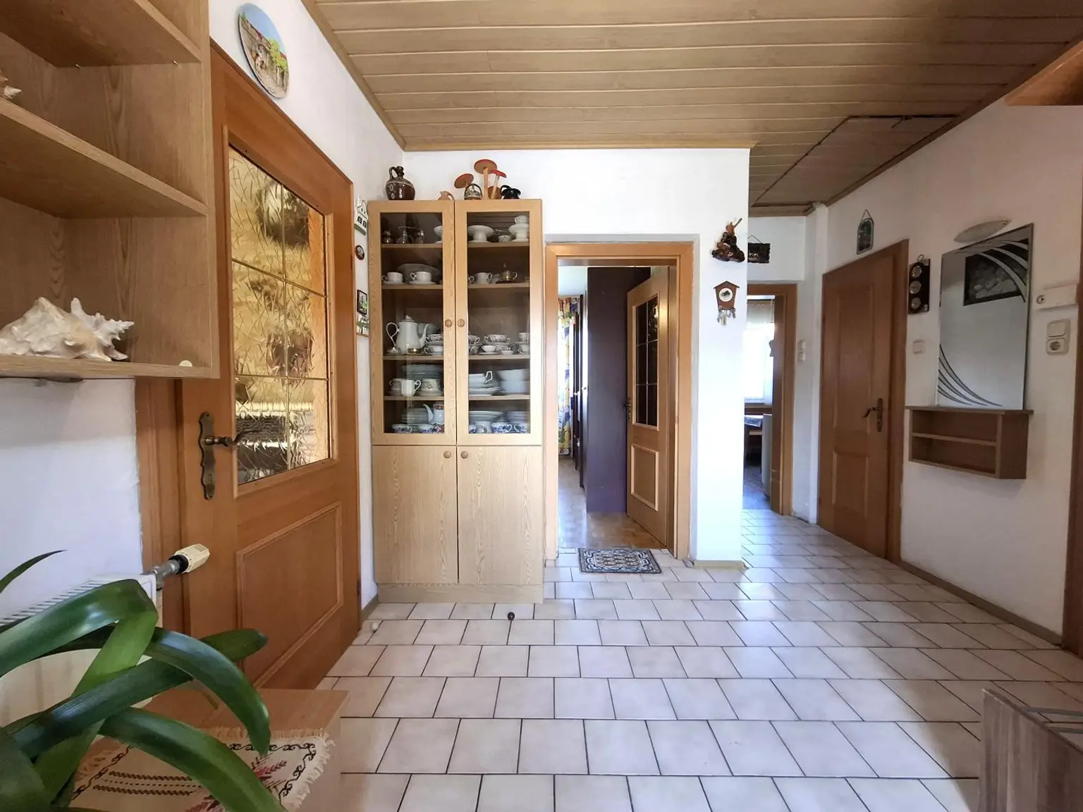 Einfamilienhaus mit Keller, Loggia, Garage und Garten, nur 300 Meter zum Neufelder See