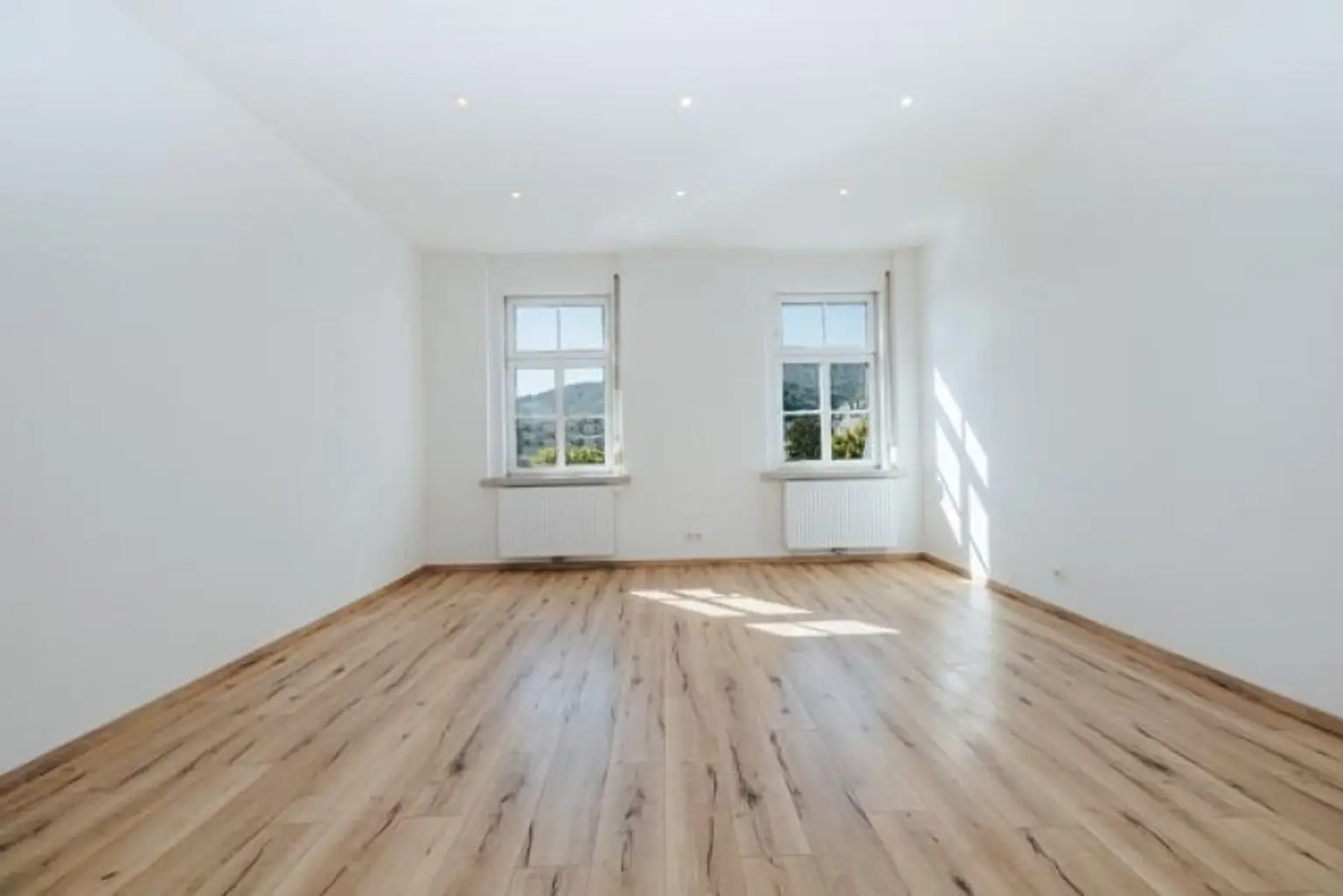 AB SOFORT BEZIEHBAR I BAHNHOFNAHE LAGE I BALKON I WG-GEEIGNET I KOMPLETT SANIERT I 3. OG MIT LIFT I HAUSTIERFREUNDLICH I HELL & FREUNDLICH I MODERNES BADEZIMMER MIT EBENERDIGE DUSCHE I PROJEKT WOHNEN I