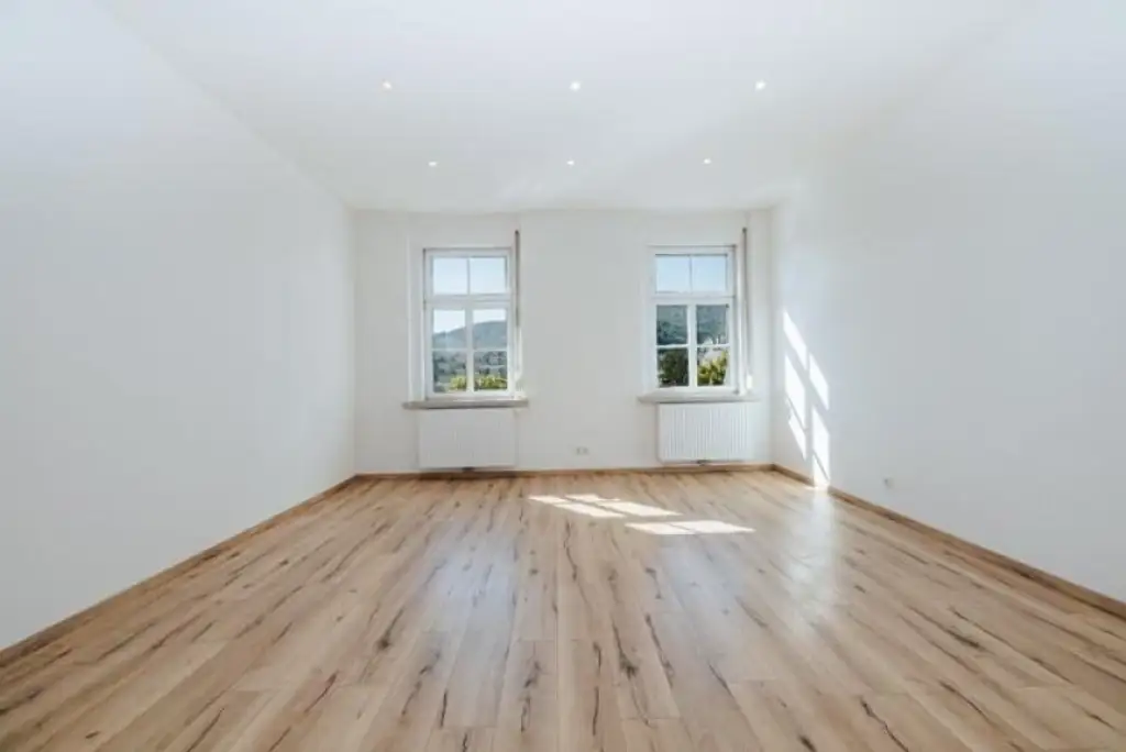 AB SOFORT BEZIEHBAR I BAHNHOFNAHE LAGE I BALKON I WG-GEEIGNET I KOMPLETT SANIERT I 3. OG MIT LIFT I HAUSTIERFREUNDLICH I HELL & FREUNDLICH I MODERNES BADEZIMMER MIT EBENERDIGE DUSCHE I PROJEKT WOHNEN I