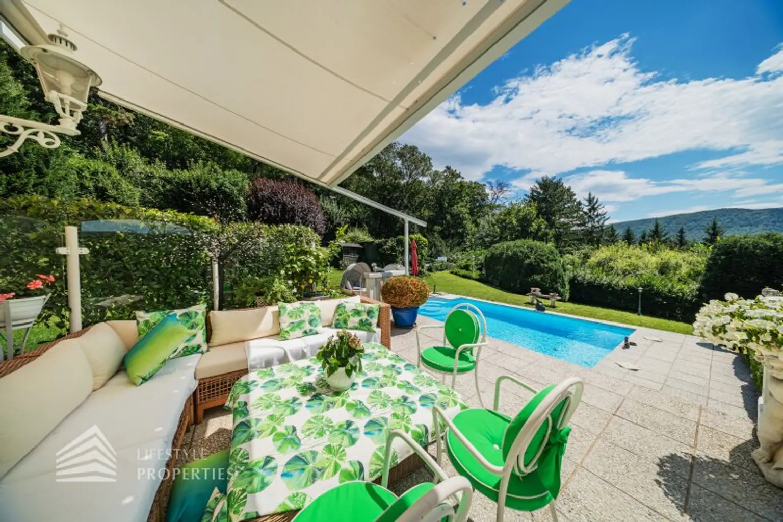 Beeindruckende Villa mit gepflegten Garten und Pool