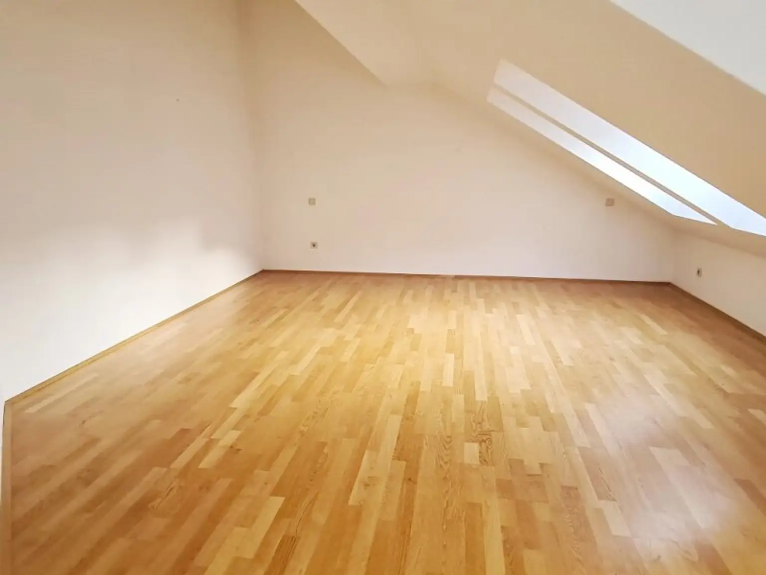 TERRASSENHIT, DACHGESCHOSS, 138 m2 Maisonette mit 45 m2 Terrasse, 3 Zimmer, Wohnküche, Wannenbad, Rembrandtstraße