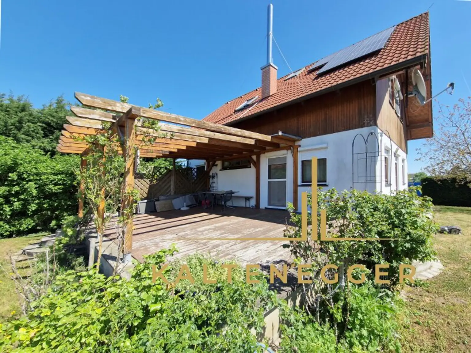 Haus Außenansicht + Terrasse