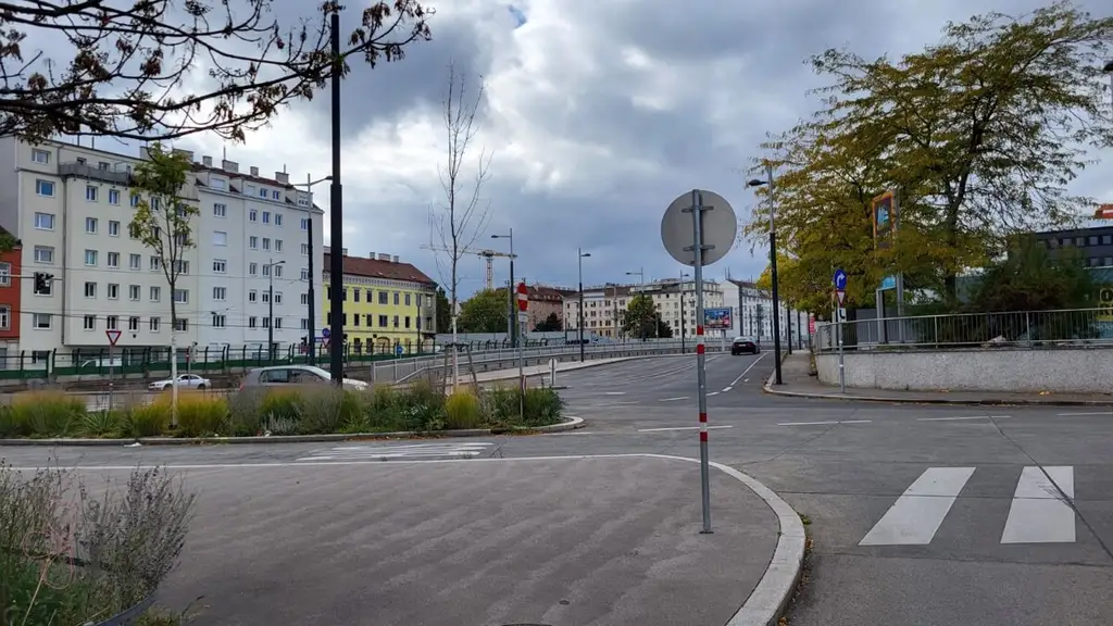 Hochwertig sanierte 2-Zimmer-Wohnung in generalsaniertem Haus mit Aufzug – Gudrunstraße
