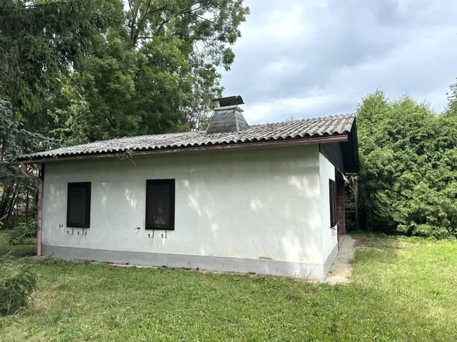 Großes Grundstück mit kleinem Haus (Altbestand) zu verkaufen
