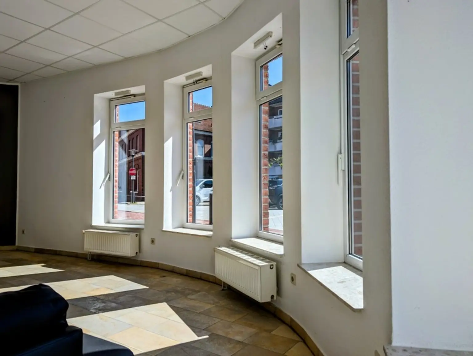 Zentraler geht es nicht! 2 Gewerbeflächen in Domnähe!