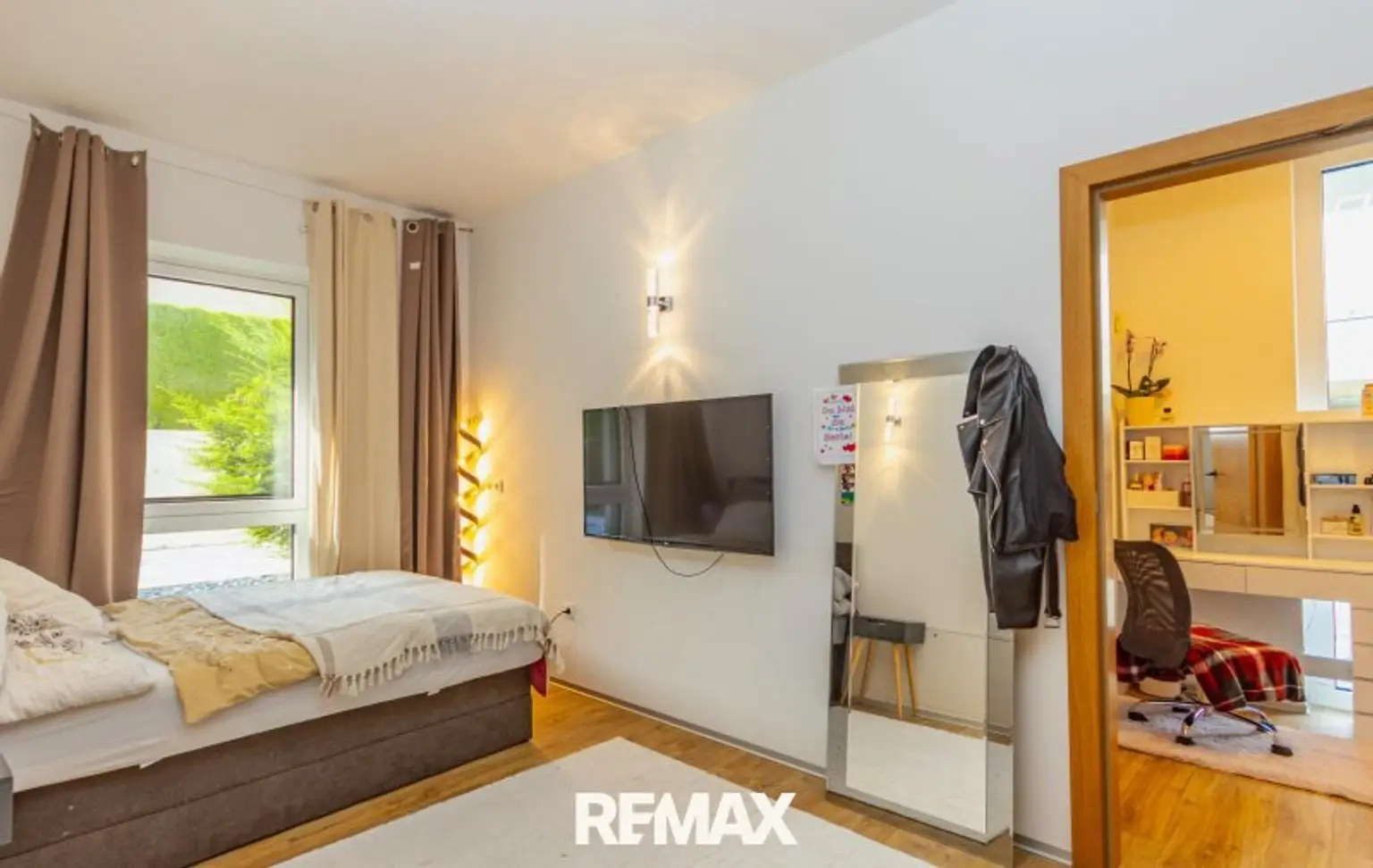 Zimmer mit Büro u. Badezimmer