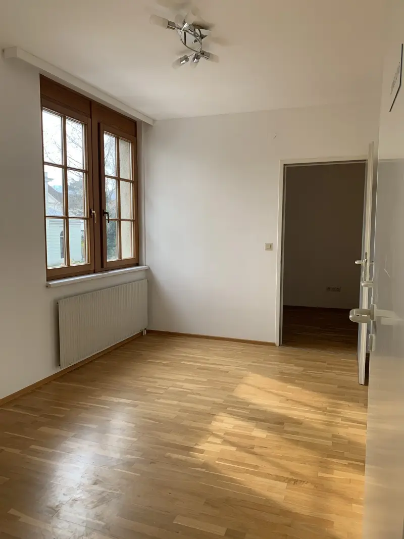 Helle und großzügige Ordinationsfläche in zentrumsnaher Lage von Baden 
mit Blick auf die Schwechat