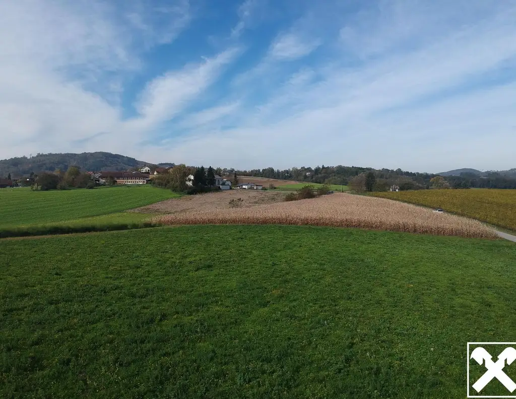 Landwirtschaftlicher Nutzgrund direkt an Aichbergstraße