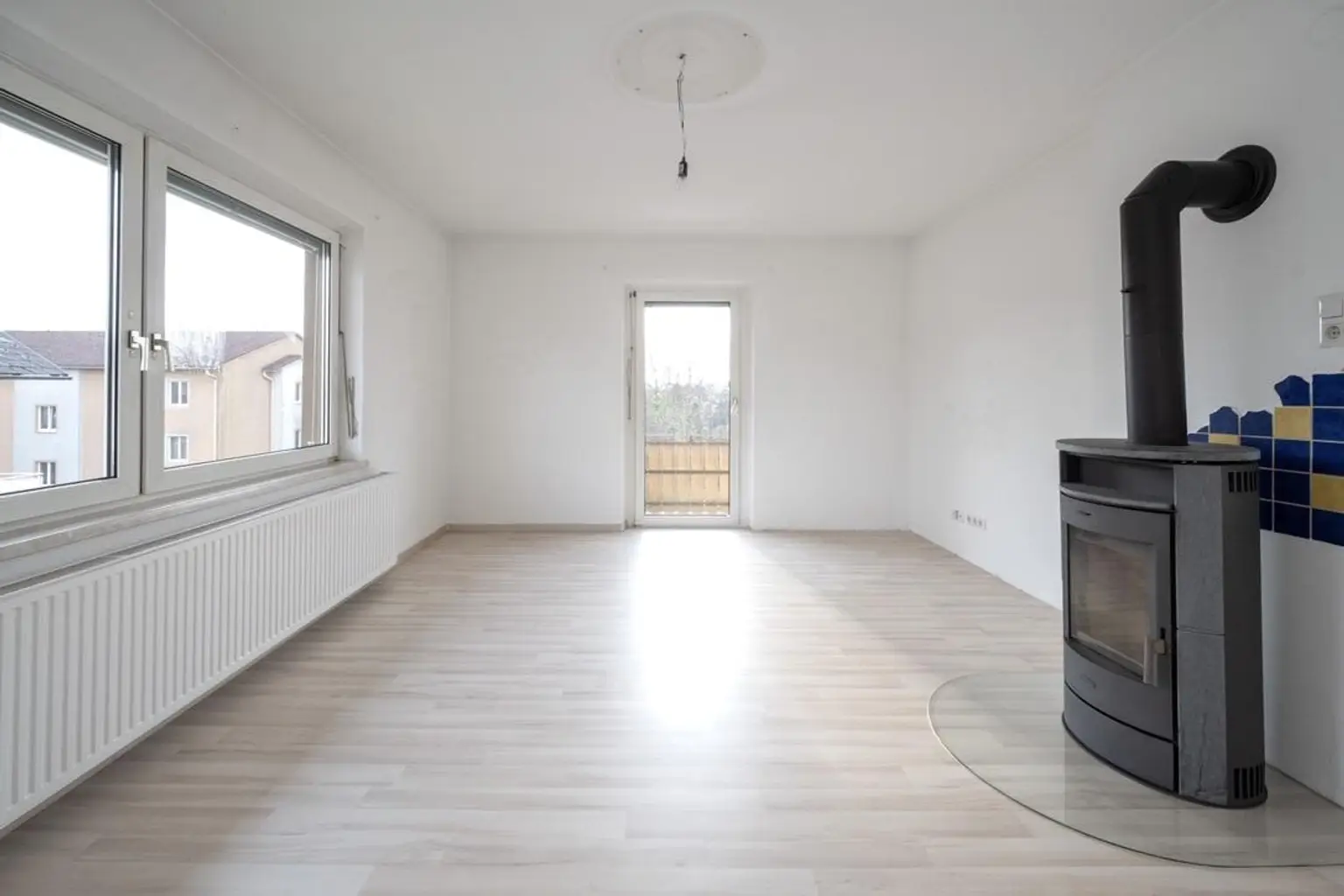 Wohnzimmer mit Ausgang zum Balkon (OG)