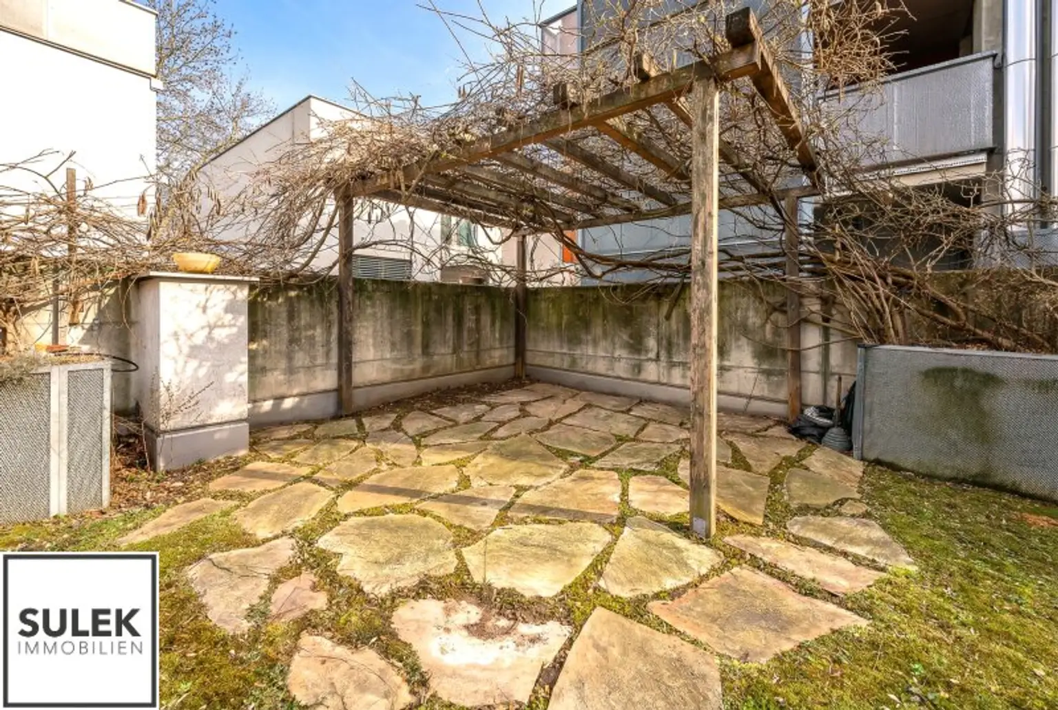 Holz-Pergola mit Rankpflanzen im Garten