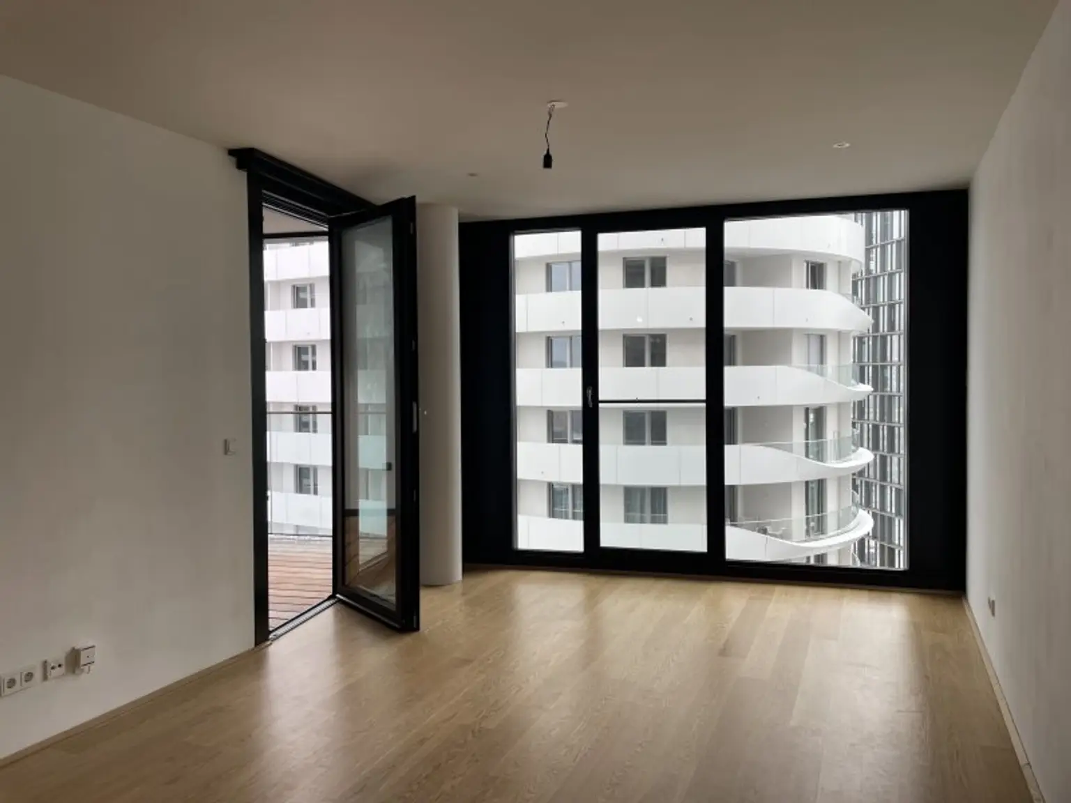 UNBEFRISTETE 2 Zimmer im 12en Stockwerk mit Loggia und vielen Extras im Haus beim Belvedere!