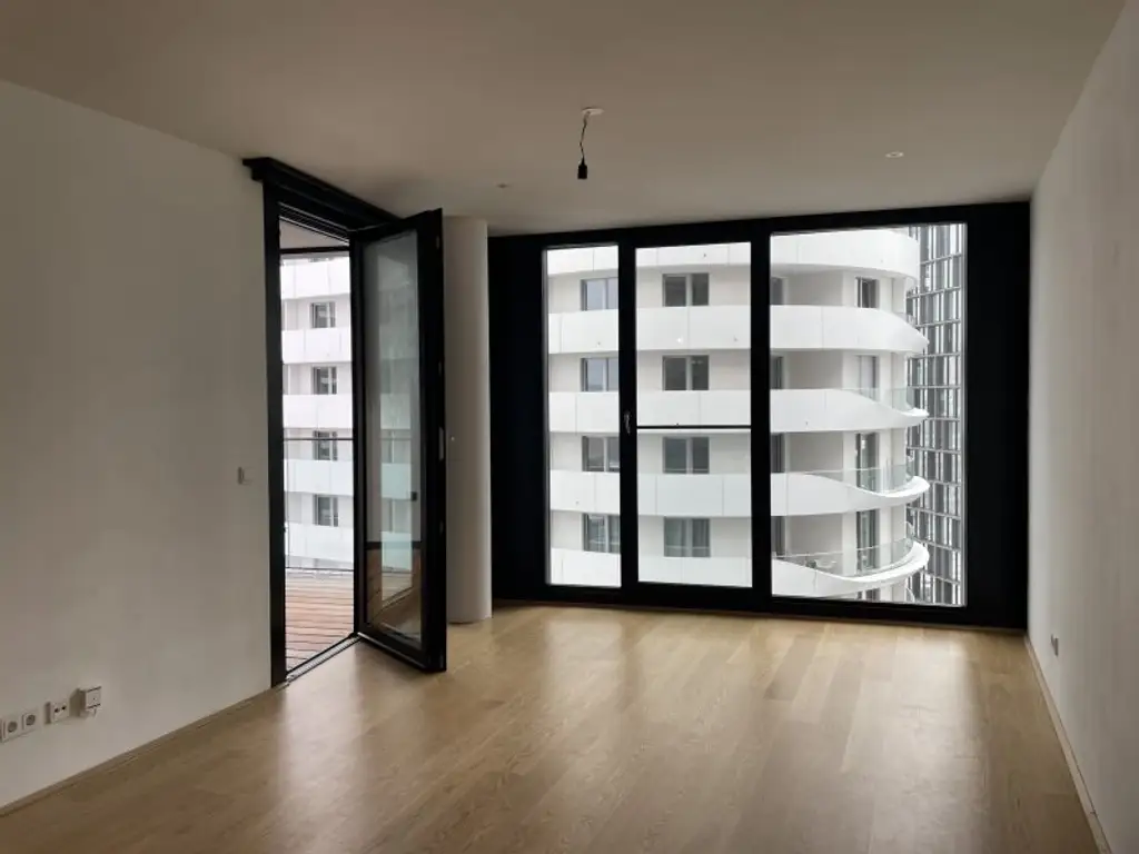 UNBEFRISTETE 2 Zimmer im 12en Stockwerk mit Loggia und vielen Extras im Haus beim Belvedere!