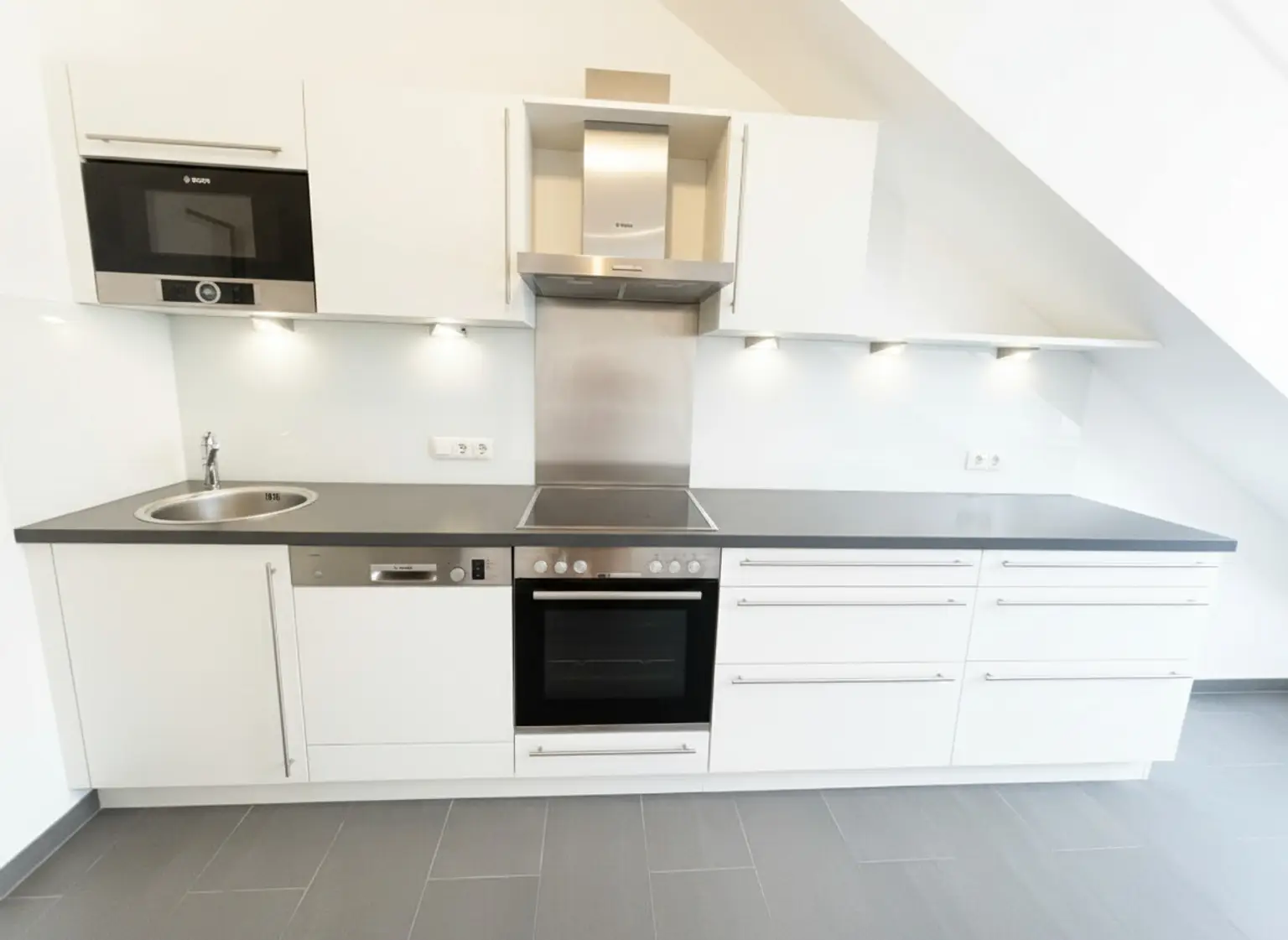 UNBEFRISTET: Klimatisierte 4-Zimmer Wohnung mit Terrasse