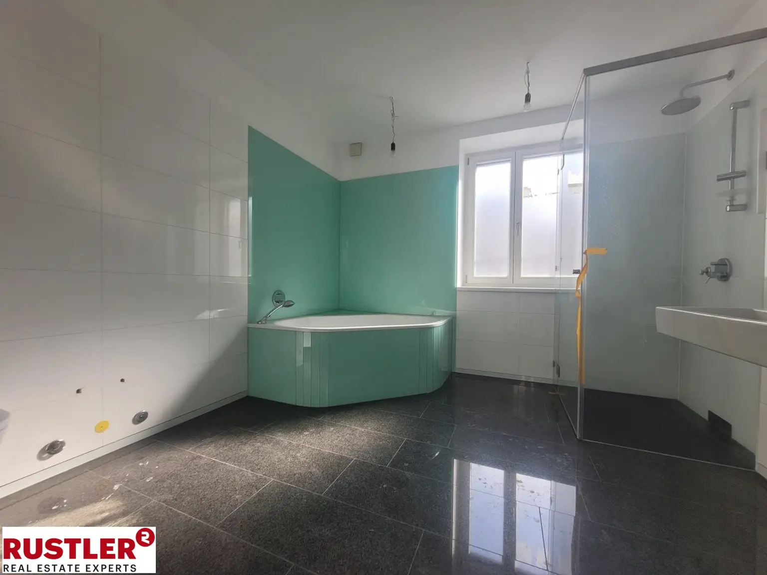 TRAUMHAFTE DG-WOHNUNG MIT BLICK AUF DIE KARLSKIRCHE!