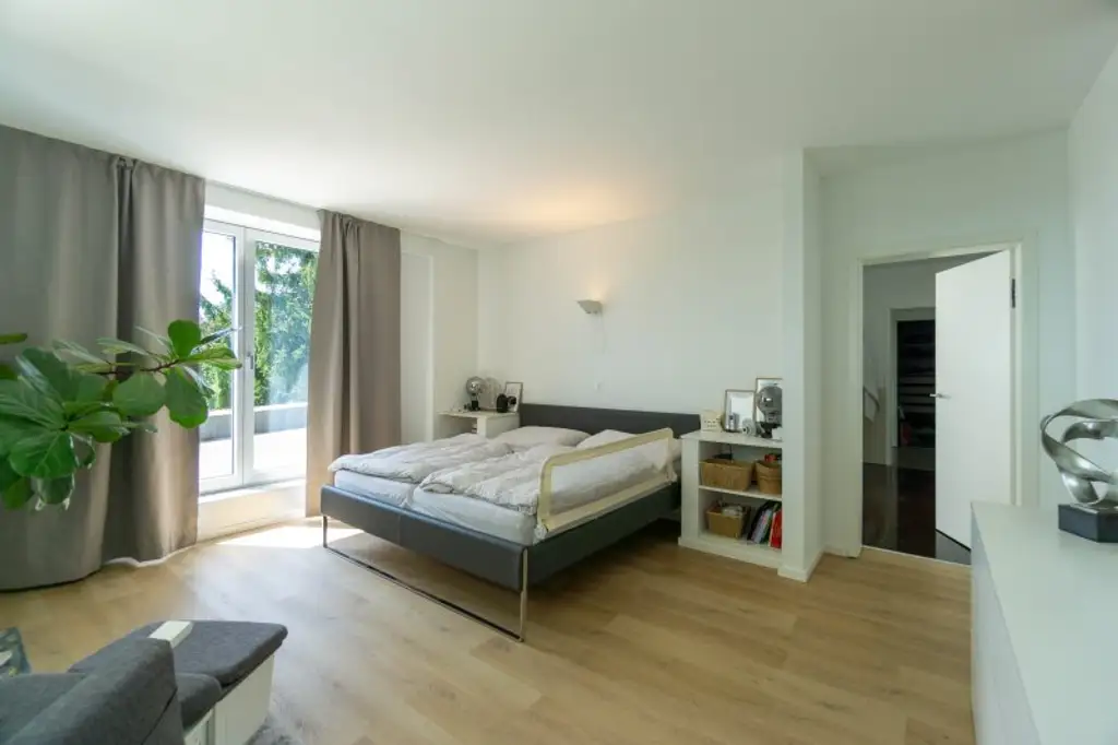 Luxus im Grünen: Architektenvilla mit mediterranem Flair und Alpenpanorama