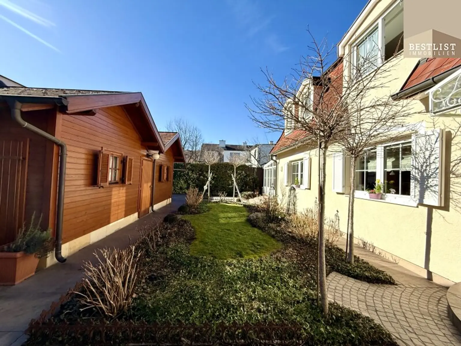 Der Sommer kommt bestimmt! Landhausstil mit 2 Wohneinheiten - lichtdurchflutet!