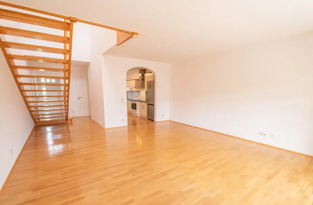 *** Wohnen in Waidmannsdorf *** Großzügige Vierzimmermaisonettewohnung mit Vorgarten & 3 Terrassen