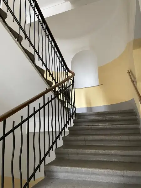 Eckzinshaus mit Rohdachboden