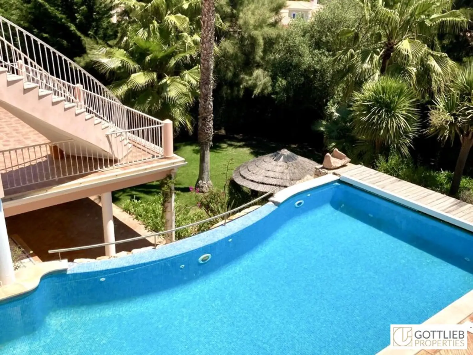 Uneinsehbare Villa mit Terrassen und großem Garten, Swimmingpool und Meerblick