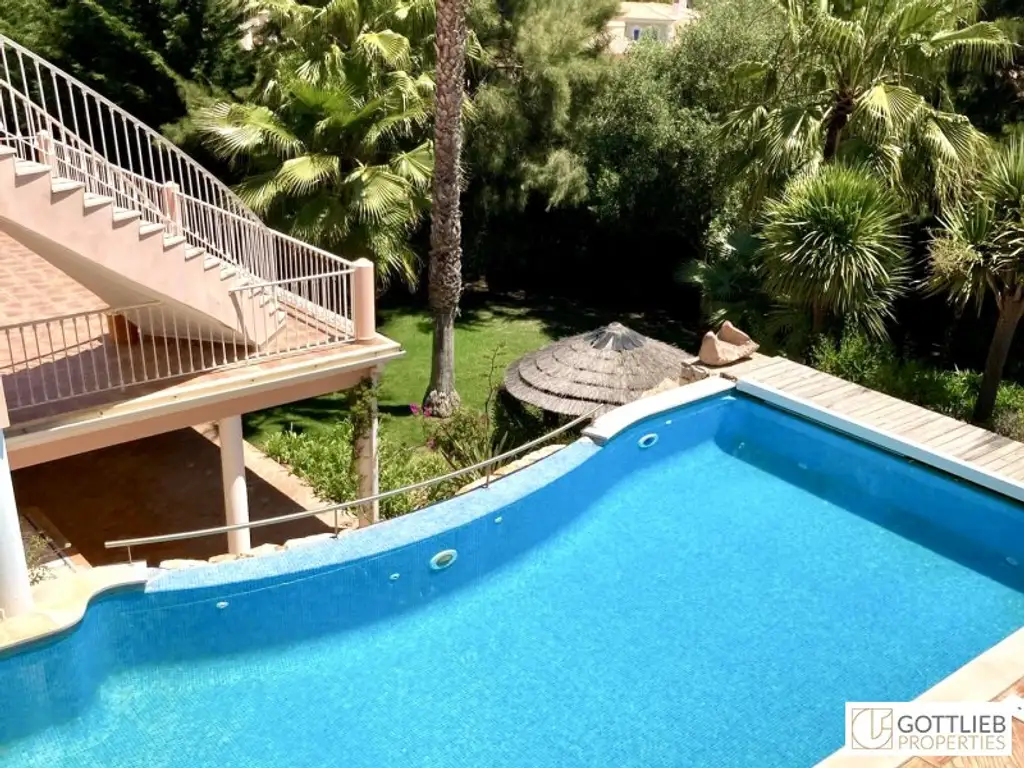 Uneinsehbare Villa mit Terrassen und großem Garten, Swimmingpool und Meerblick