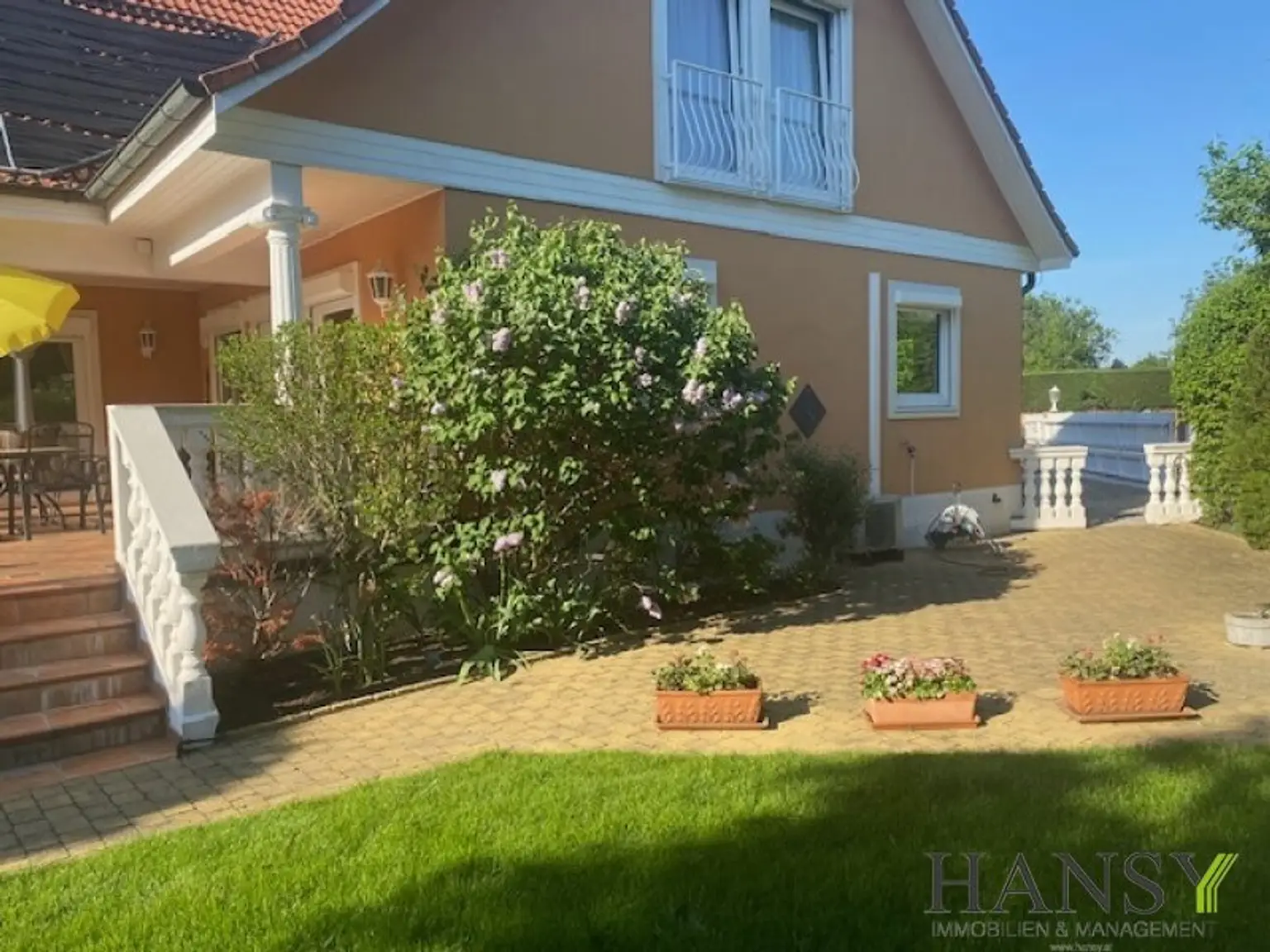 Neuwertiges Traum-Einfamilienhaus in Pfaffstätten: Stil, Pool und Gartenparadies!
