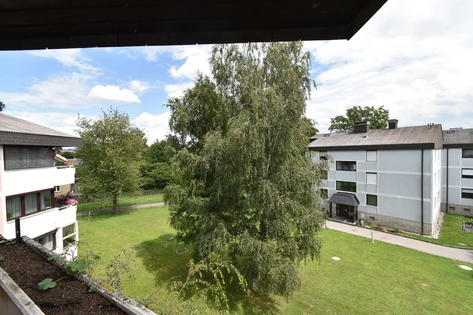 „Zentrumsnahe 3 Zimmer-Wohnung“ Mit Loggia und Carport! In begehrter, ruhiger Lage! Ca. 81 m²