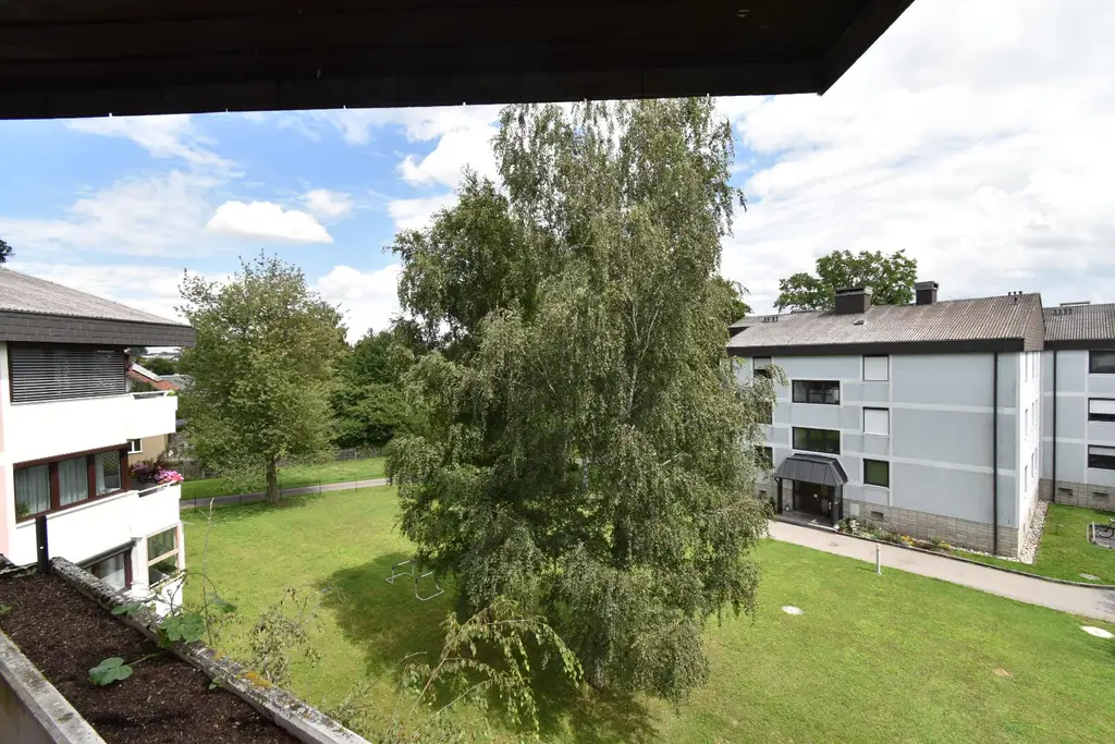 „Zentrumsnahe 3 Zimmer-Wohnung“ Mit Loggia und Carport! In begehrter, ruhiger Lage! Ca. 81 m²
