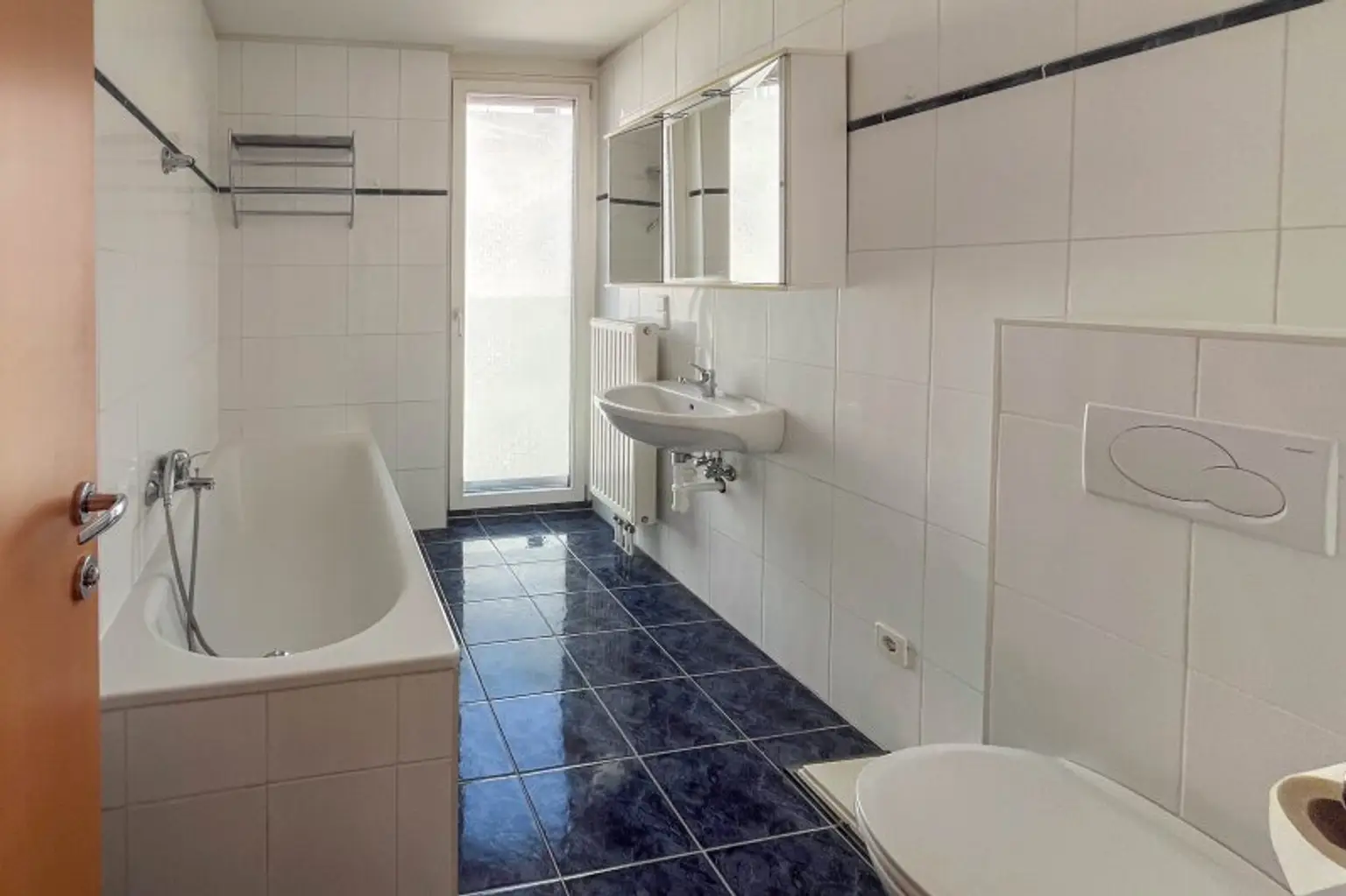 Badezimmer mit Wanne und WC