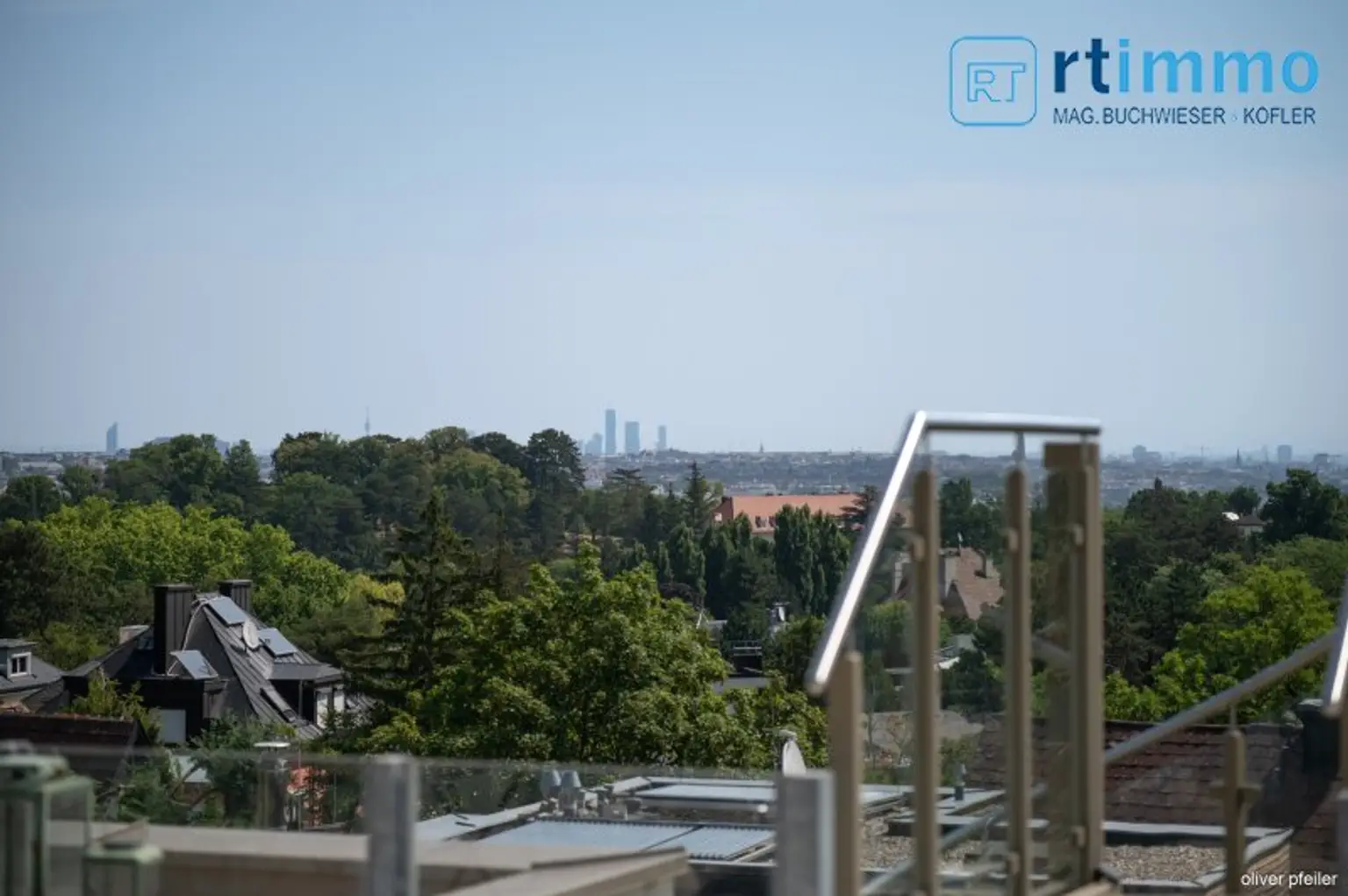 LEBENSGEFÜHL PUR - DACHGESCHOSSWOHNUNG MIT GROSSZÜGIGEN TERRASSEN IM GRÜNEN UND 2 GARAGENSTELLPLÄTZEN